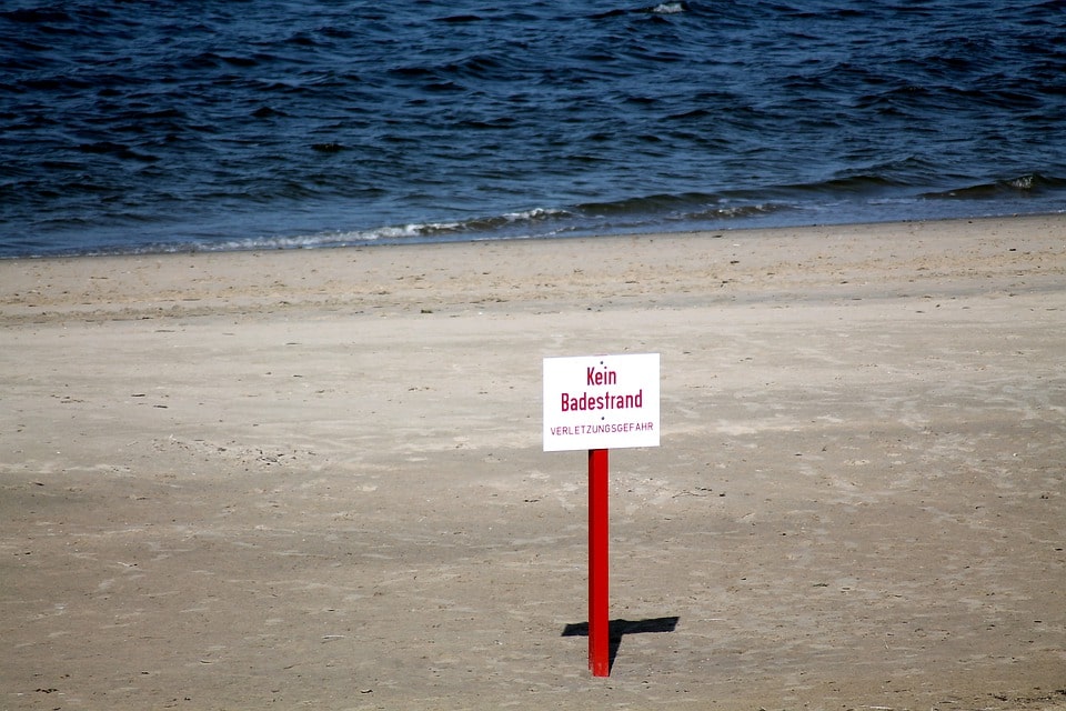Schild mit der Aufschrift "Kein Badestrand"