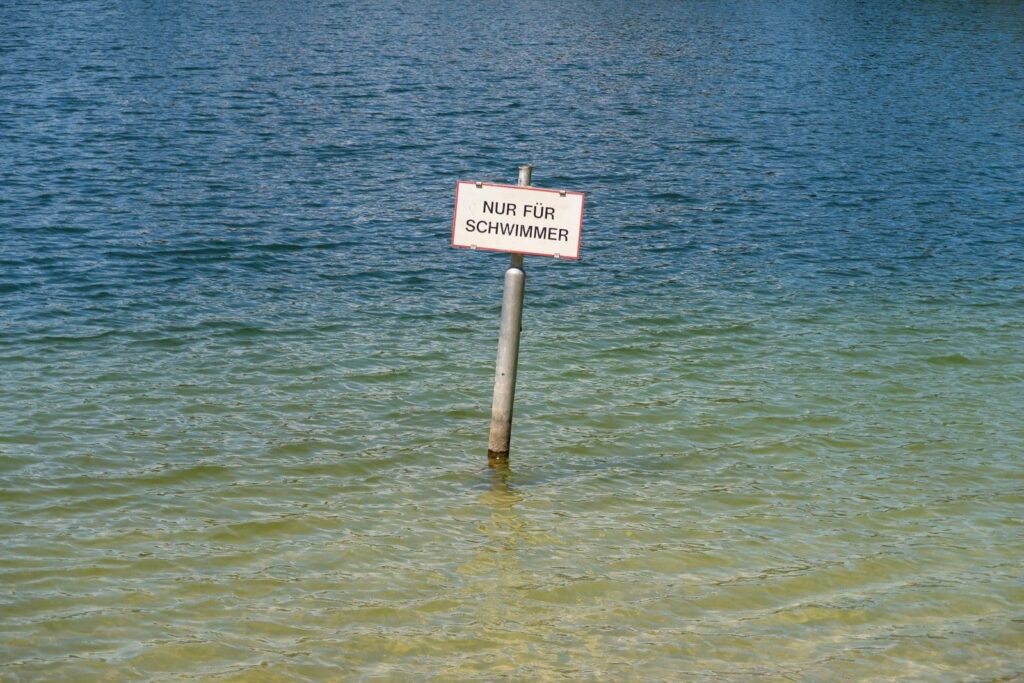 Schild im Wasser mit der Aufschrift "Nur für Schwimmer"