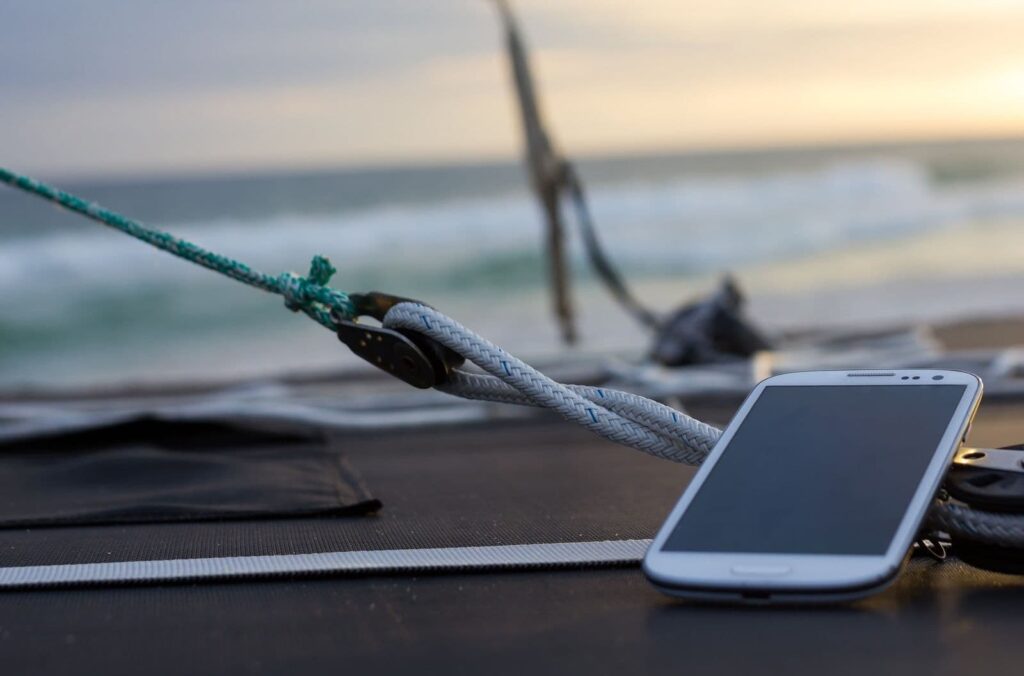 Smartphone auf einem Schiff